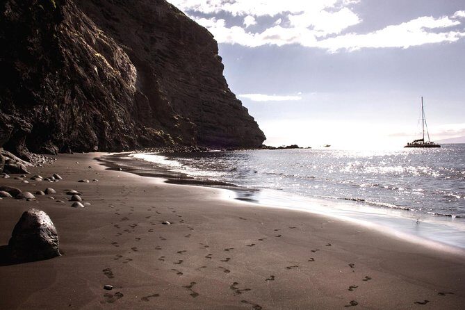 5 hr watching and listening whales and dolps. Visit Los Gigantes - Los Gigantes cliffs: dramatic scenery with real sailing energy