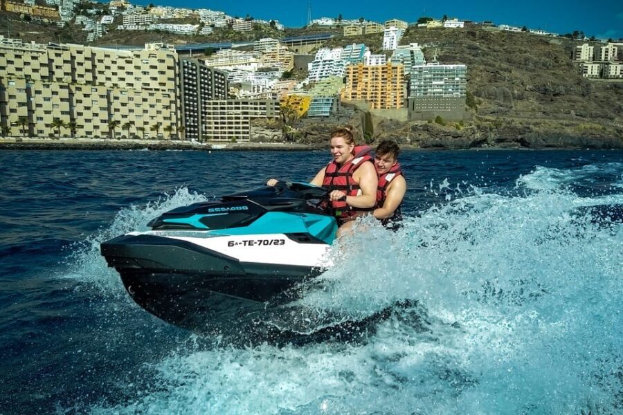Ride the Atlantic Ocean - One jet ski, two riders: how the 2.5 km bay ride actually feels