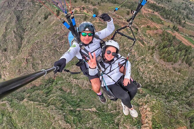 SILVER 1000m paragliding tandem flight above South Tenerife - The Mercedes Vito pickup from Costa Adeje makes the day easy